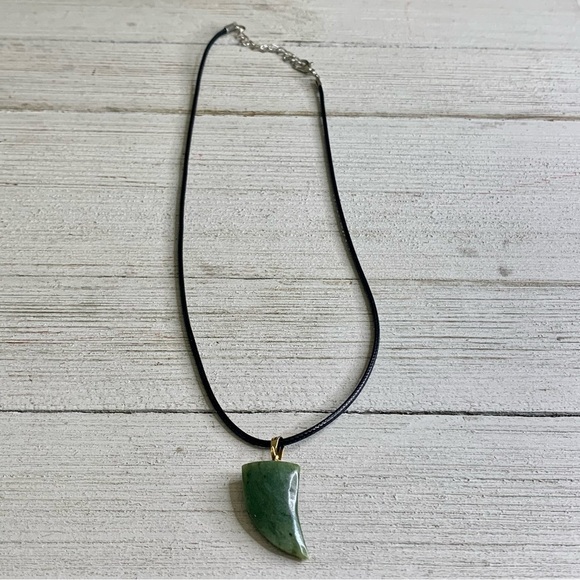 Vintage 1970's Green Jade Claw Pendant Necklace Adjustable Black Cord Chain 20" - Picture 5 of 6